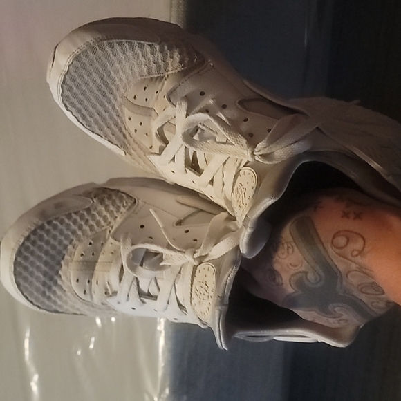 Nike Air Huaraches - Picture 6 of 7